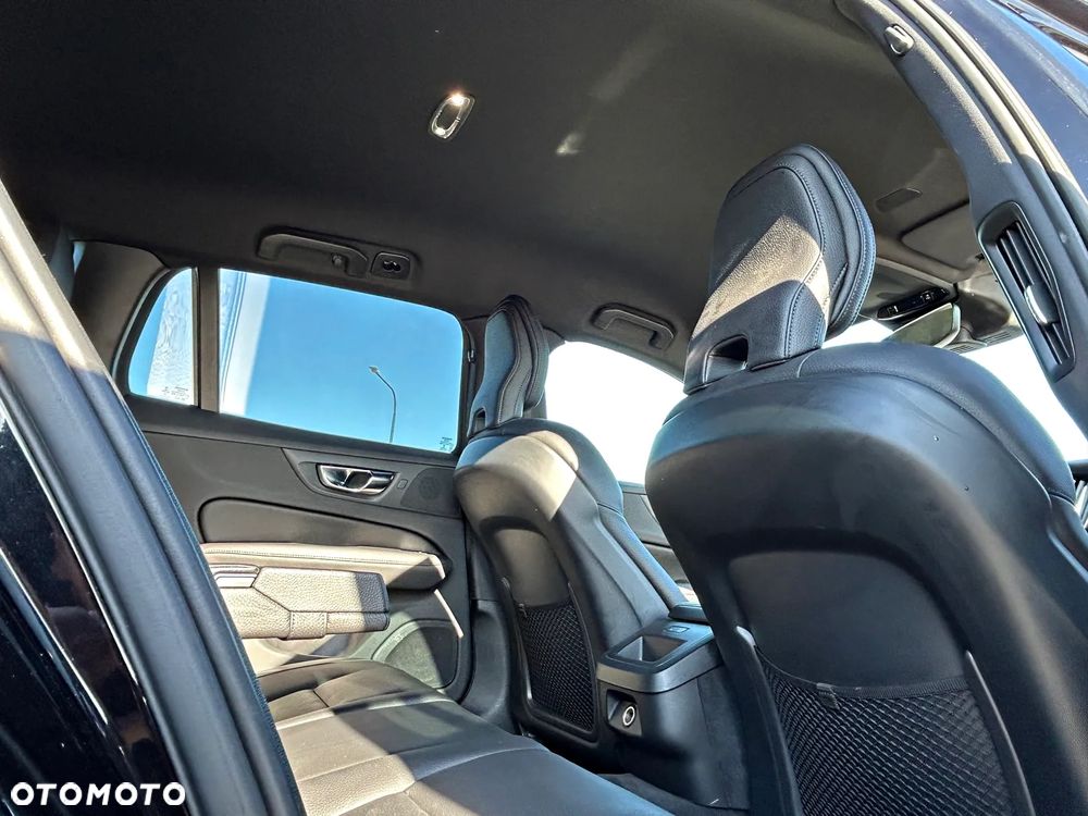 Volvo V60 T5 Momentum Pro - 17