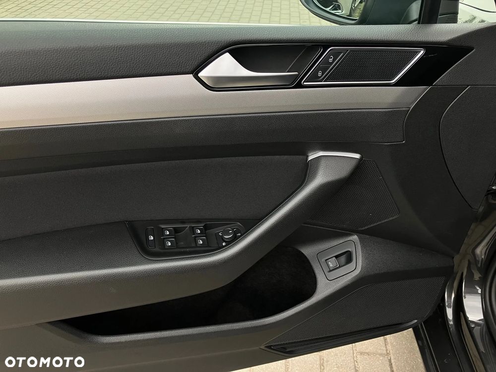 Volkswagen Passat - 32