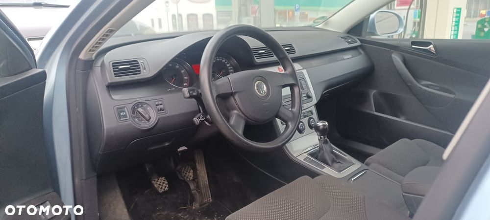 Volkswagen Passat 1.6 FSI Comfortline - 5