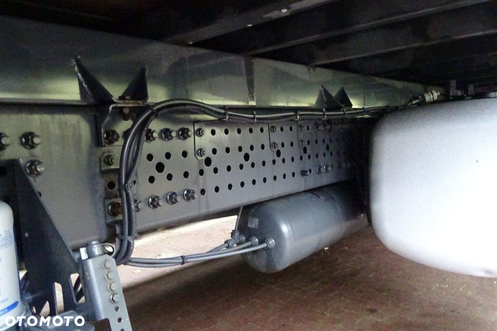 Mercedes-Benz Antos 1827 Euro 6 tylko 228tys.km ! ks. serwisowa kontener - 23