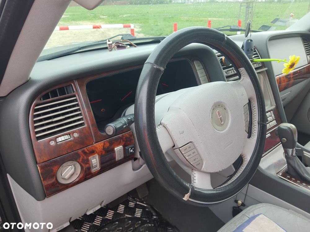 Lincoln Navigator - 4