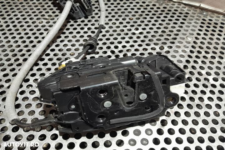 Broasca usa fata dreapta 5N1837016A 5N1837016A Volkswagen VW Tiguan 1 - 3