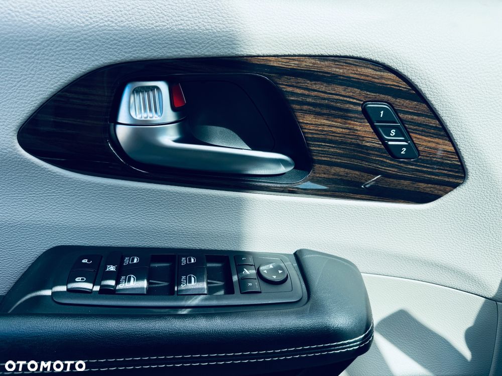 Chrysler Pacifica - 32