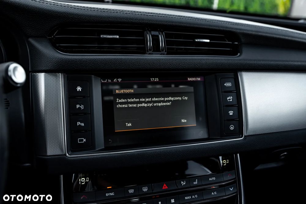 Jaguar XF 20d Prestige - 41