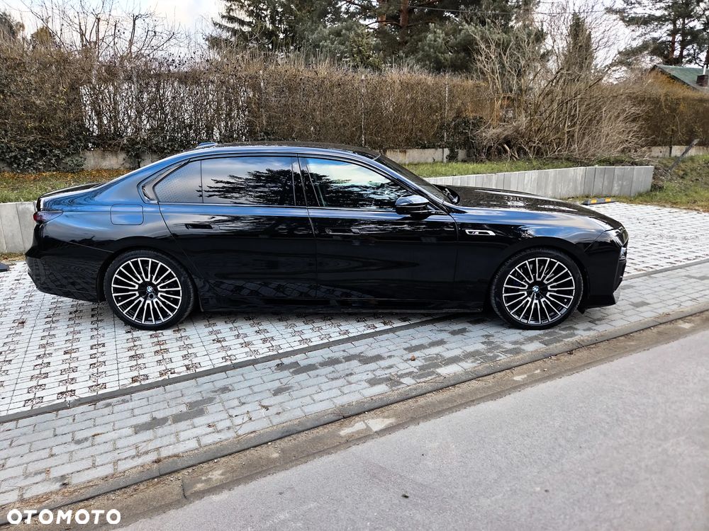 BMW i7 - 12