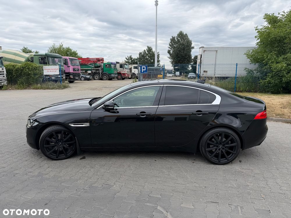 Jaguar XE 2.0 D Prestige - 4
