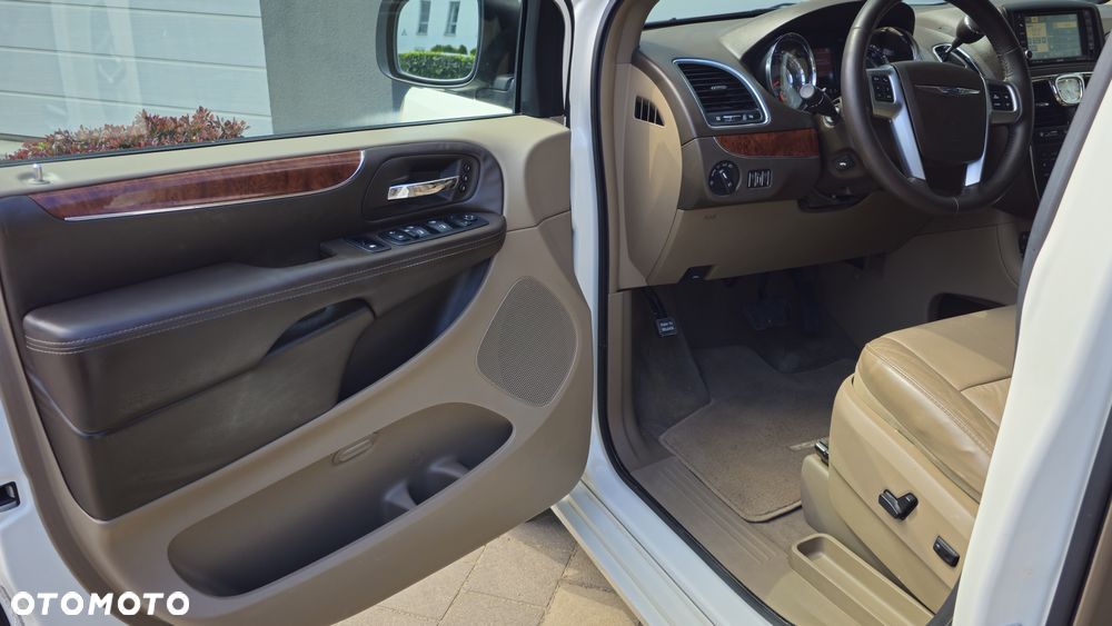 Chrysler Town & Country 3.6 Limited - 22