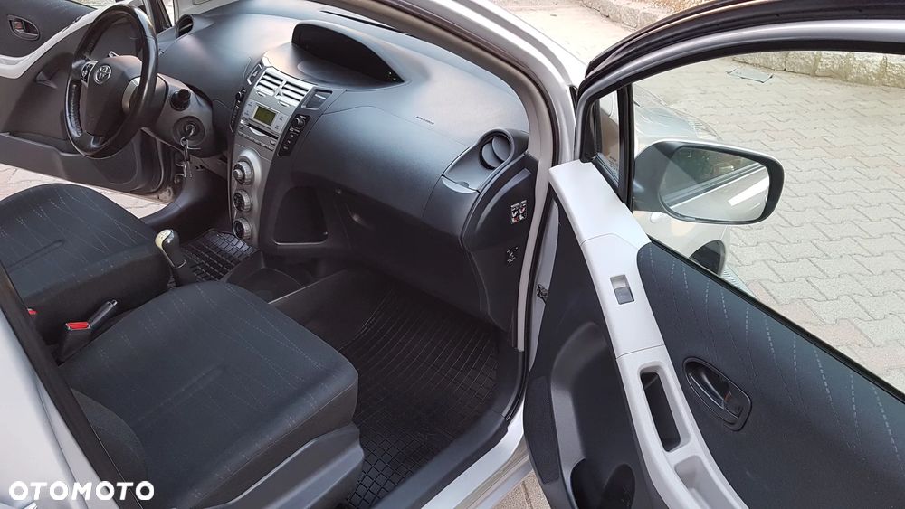 Toyota Yaris 1.3 Luna Premium - 26