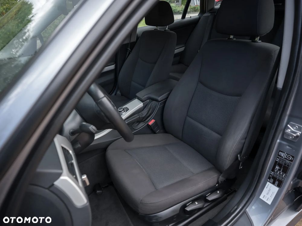 BMW Seria 3 318d DPF Touring - 28