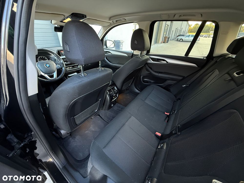 BMW X3 xDrive20i Advantage - 32