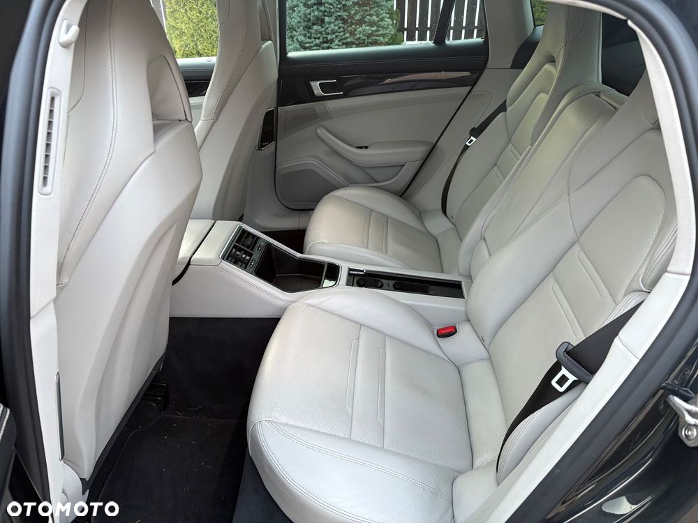 Porsche Panamera 4 - 8