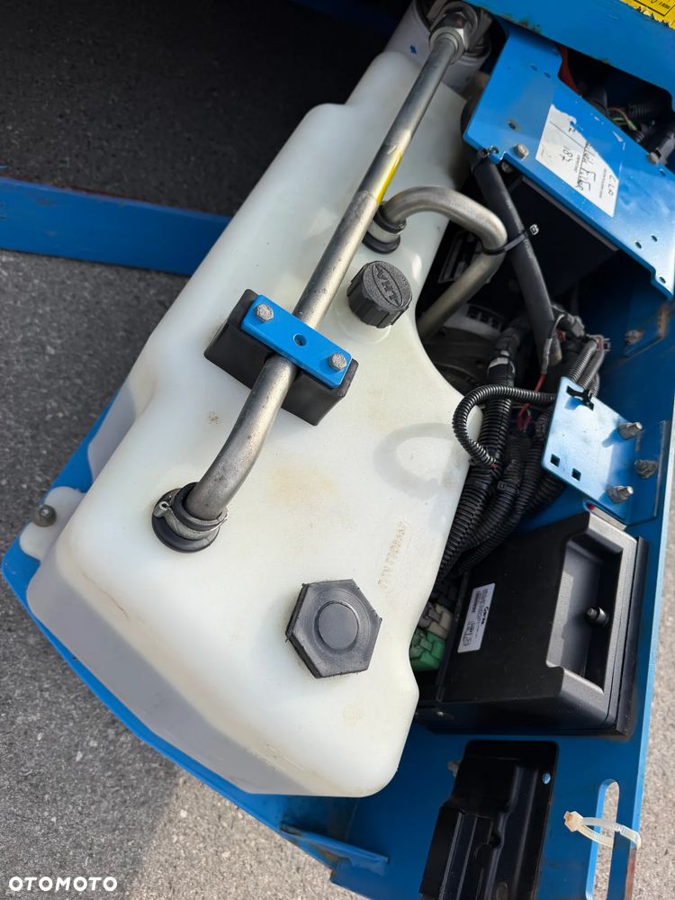 Genie GS-4047. Zwyżka Platforma Nożycowa 14 metrów wysokość robocza. Podnośnik przywieziony z Norwegii praktycznie zerowe zużycie. Pracował w urzędzie komunalnym 1 raz w roku okres świąteczny! Udzwig 380 kg. Rozsuwany Balkon. Sterowanie góra dół. Akumlatory w świetnej kondycji z 2024 roku. Wielka Okazja! - 21
