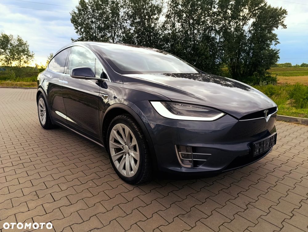 Tesla Model X - 13