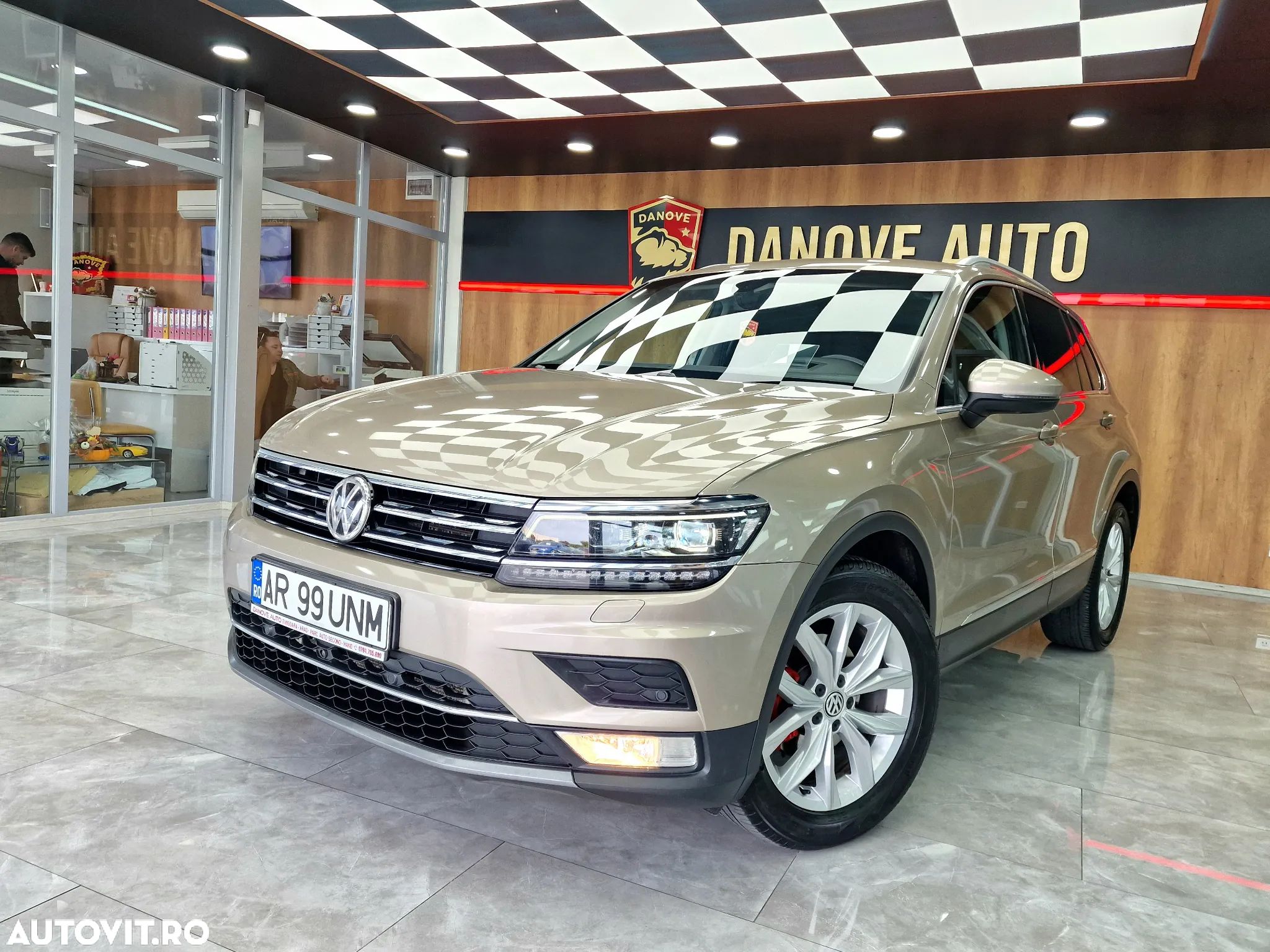 Volkswagen Tiguan - 1