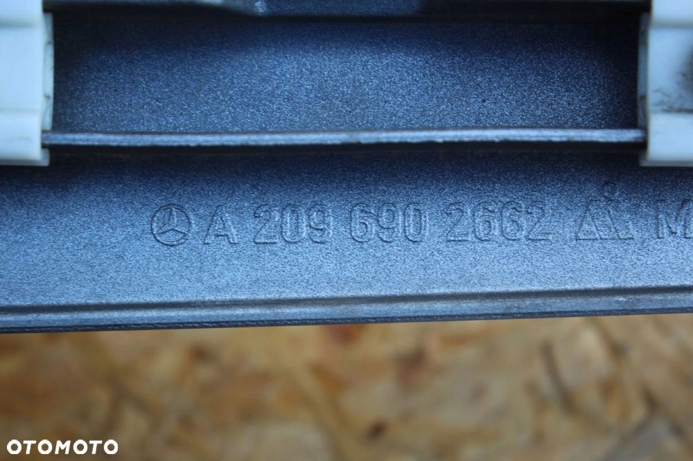 Listwa błotnika PRAWA Mercedes CLK w209 Kolor C723 - 3