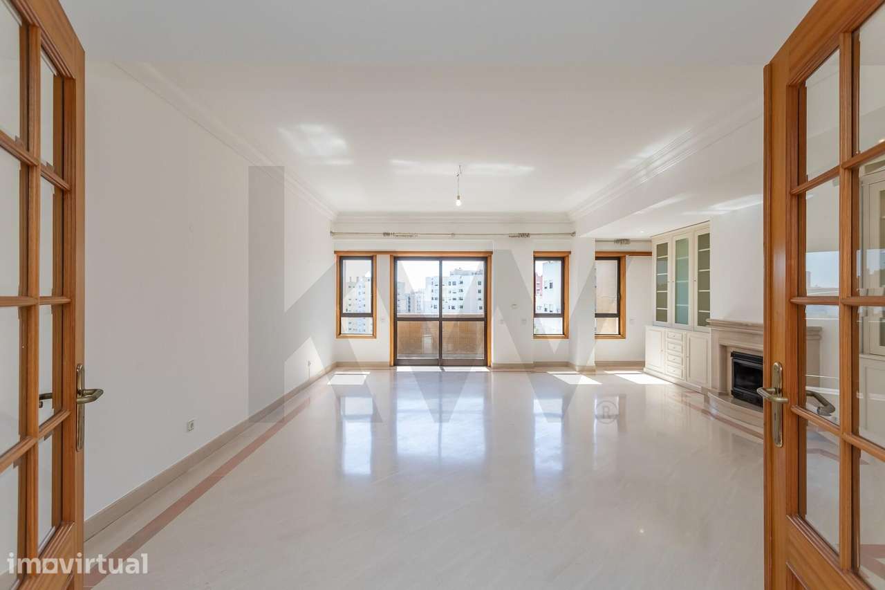 Arrendamento Apartamento T4 com 244m2, Varandas, Arrecadação e Garagem - Grande imagem: 3/52