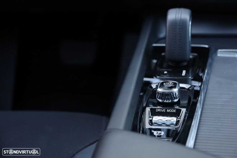 Volvo XC 60 2.0 T8 PHEV Momentum Plus AWD - 24