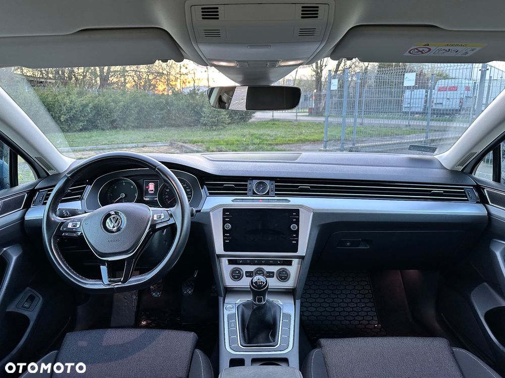 Volkswagen Passat 2.0 TDI SCR Comfortline - 12