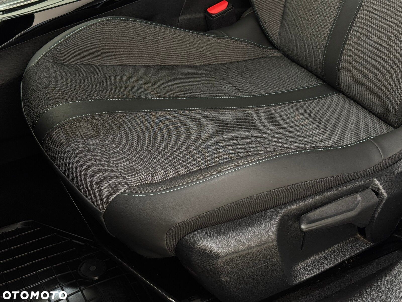 Peugeot 208 1.2 PureTech Allure S&S EAT8 - 11