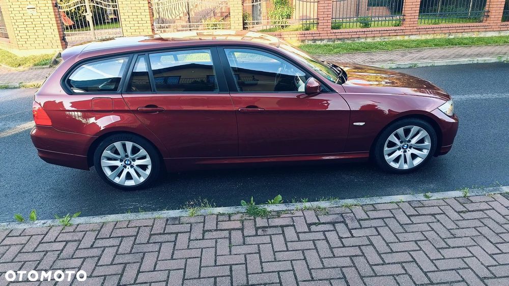 BMW Seria 3 318i Touring - 9