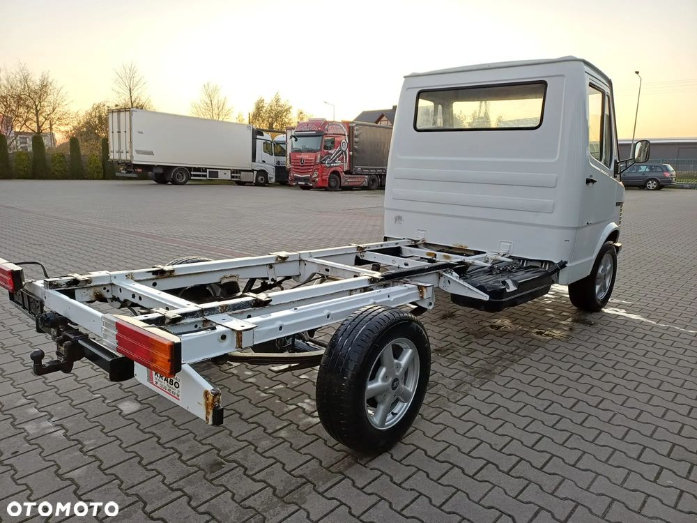 Mercedes-Benz 310D - 4
