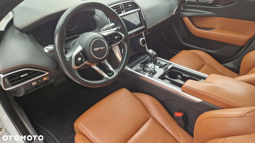 Jaguar XE 2.0 D200 mHEV R-Dynamic HSE - 19