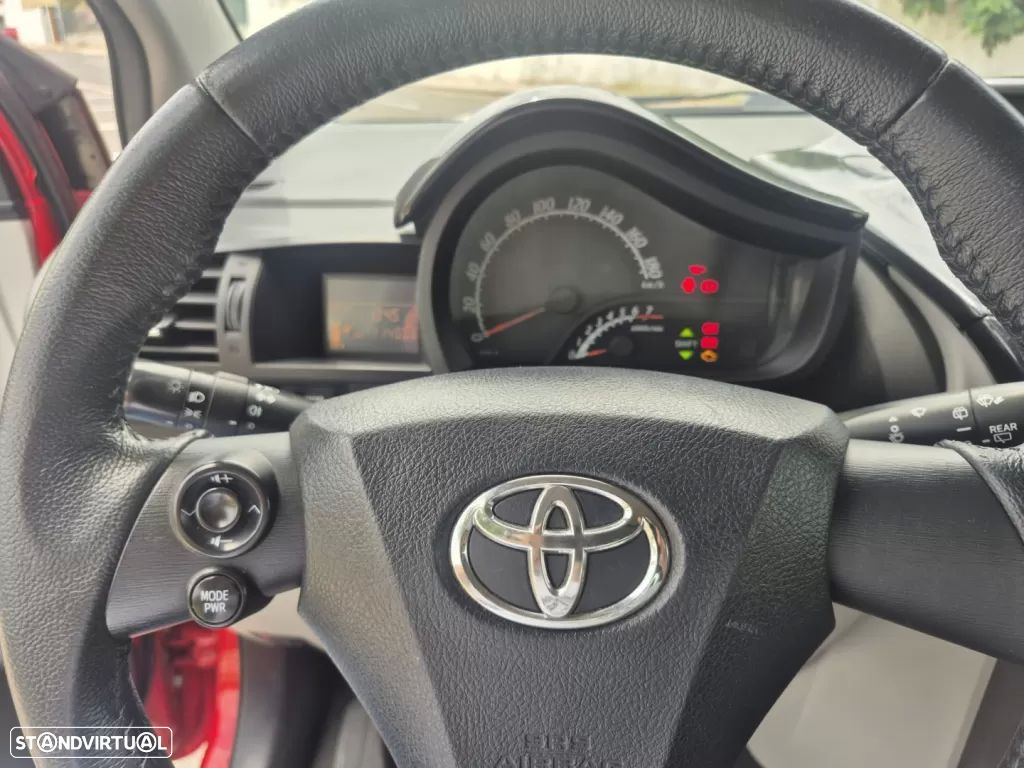 Toyota iQ 1.0 + - 13