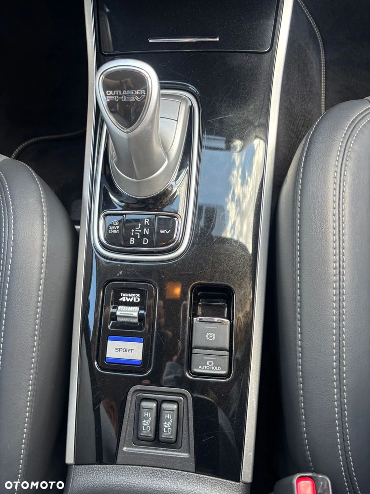 Mitsubishi Outlander Intense + - 16