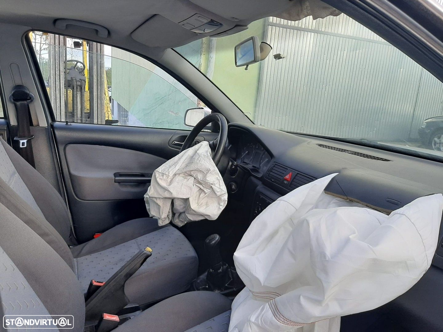 Skoda Octavia 1.6i disponível para peças - 4