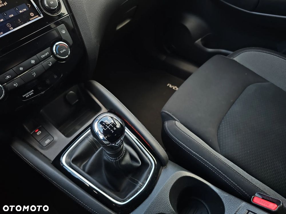 Nissan Qashqai 1.3 DIG-T N-Connecta EU6d - 26