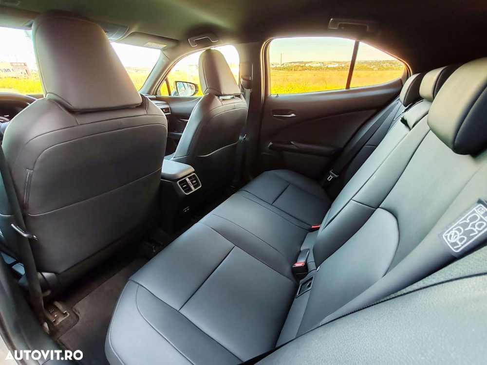 Lexus UX 250h (E-FOUR) Executive Line - 14