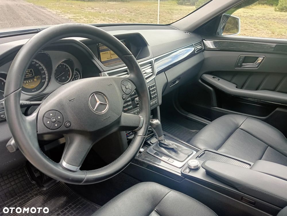 Mercedes-Benz Klasa E 200 BlueEFFICIENCY 7G-TRONIC Elegance - 32