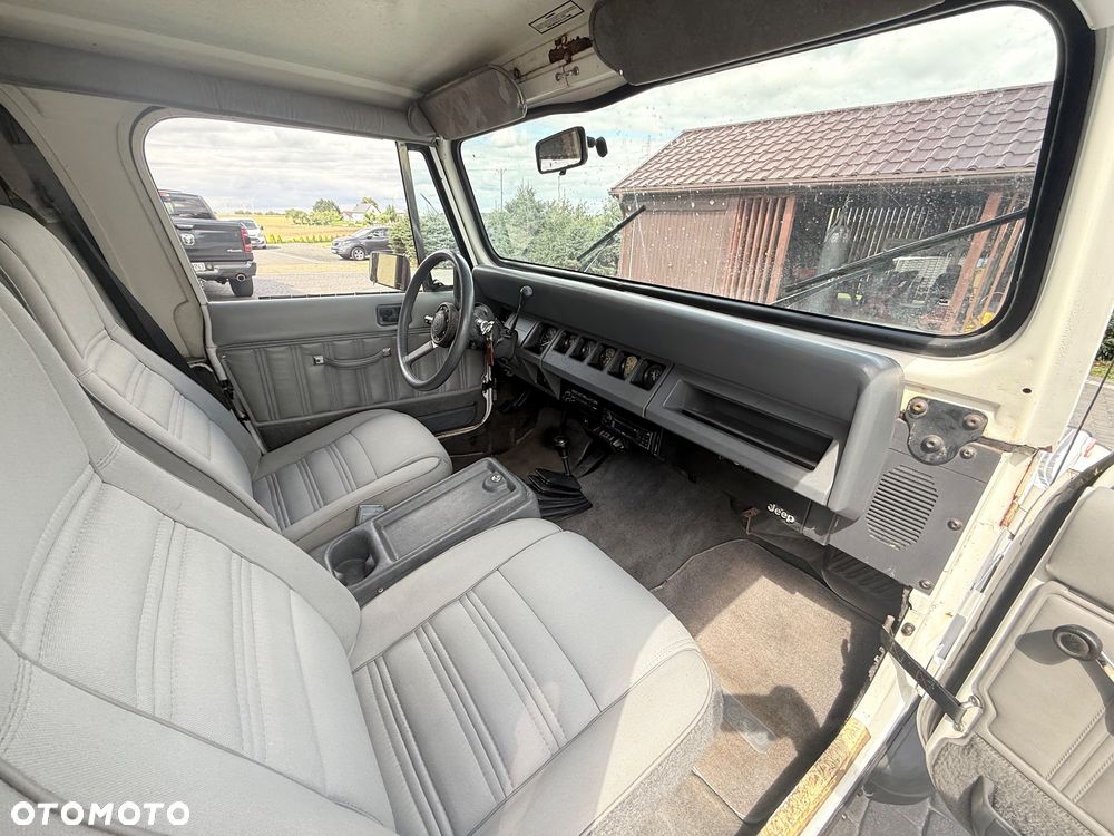 Jeep Wrangler - 11
