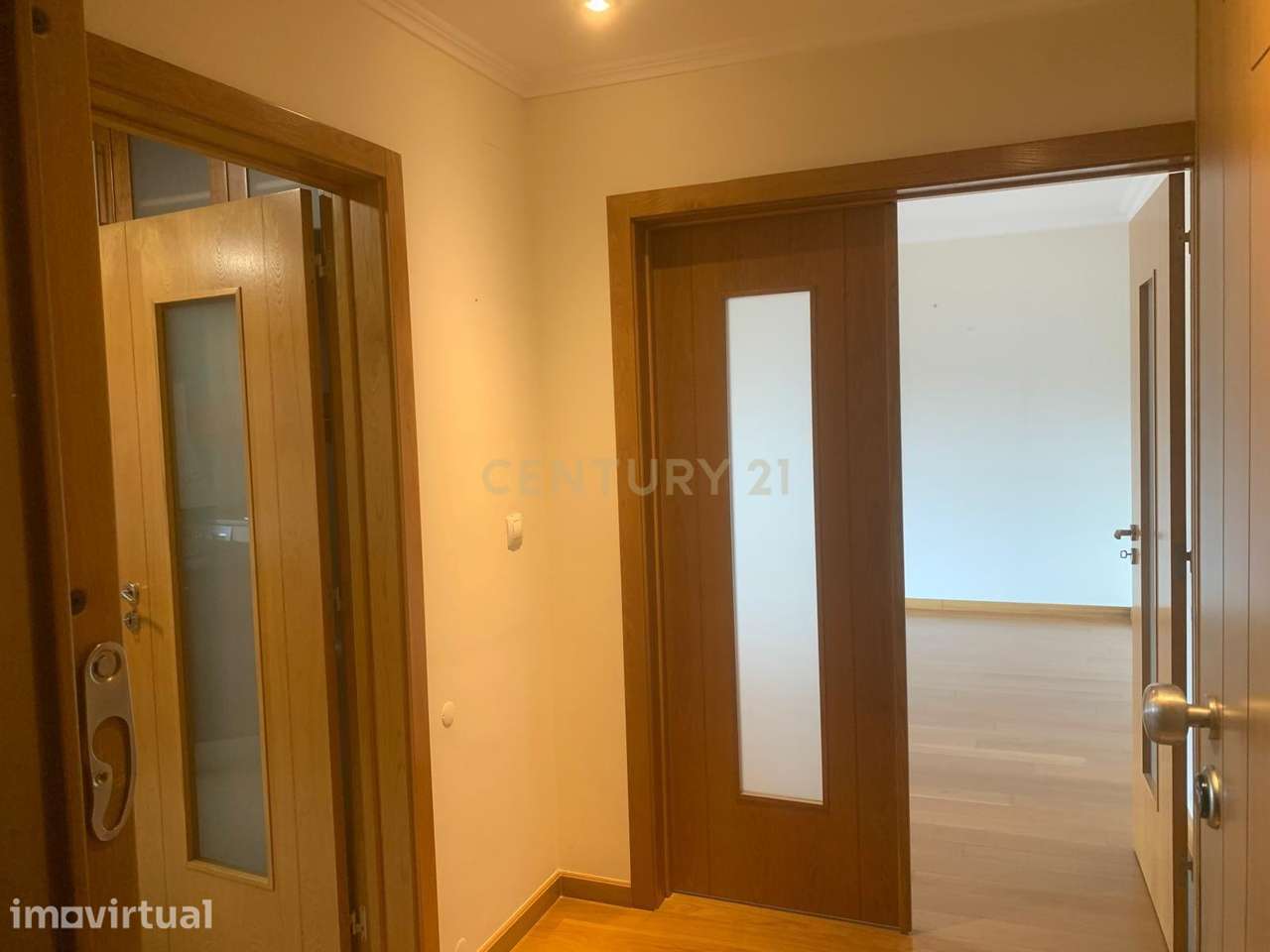 Simpático apartamento T-2 no centro da Urbanização Colinas do Cruzeiro - Grande imagem: 3/37