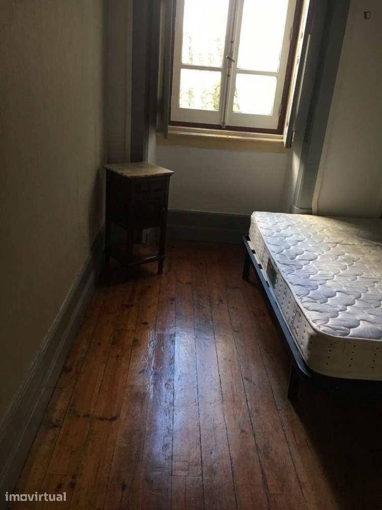 Quarto - localizado em Baixa Coimbra - Grande imagem: 4/12