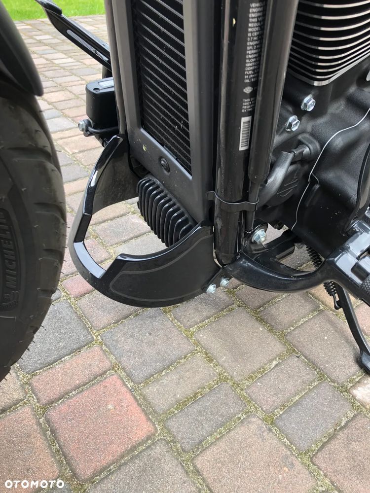 Harley-Davidson Softail Street Bob - 27