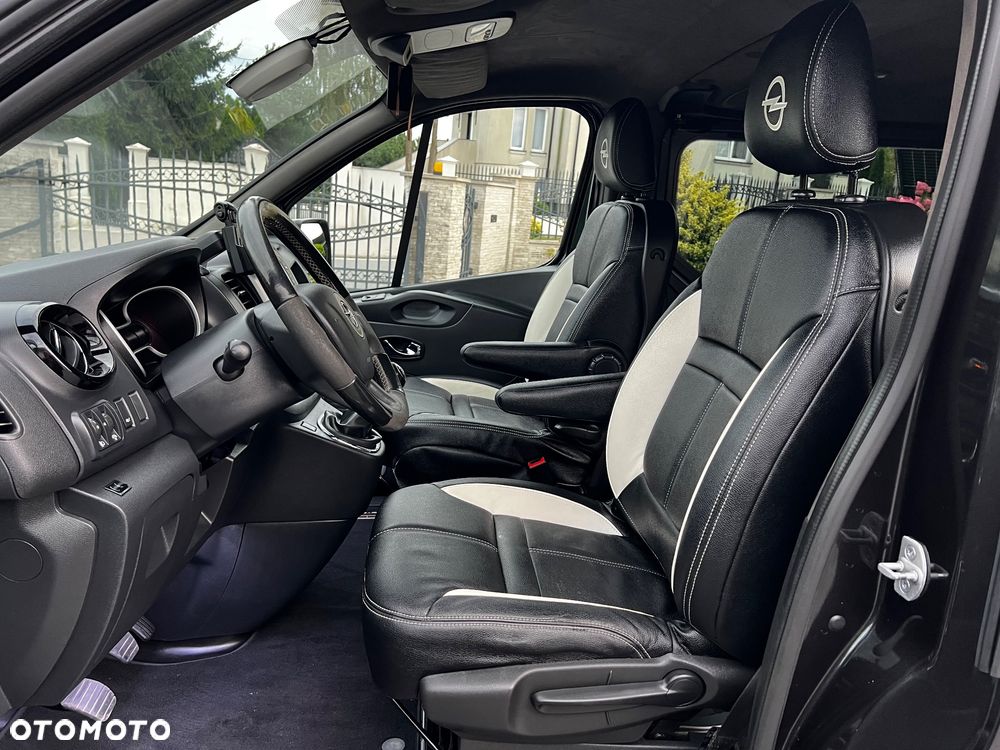 Opel VIVARO BLACK & WHITE 5 osób - 25