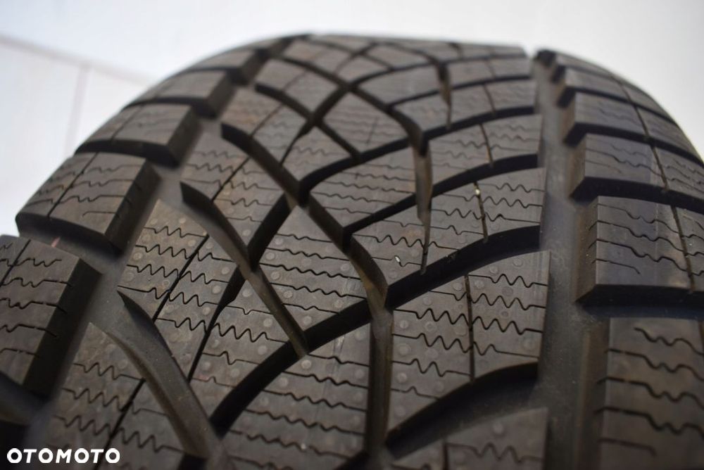 R17 245/55 Goodyear UltraGrip Performance MO-V - 4