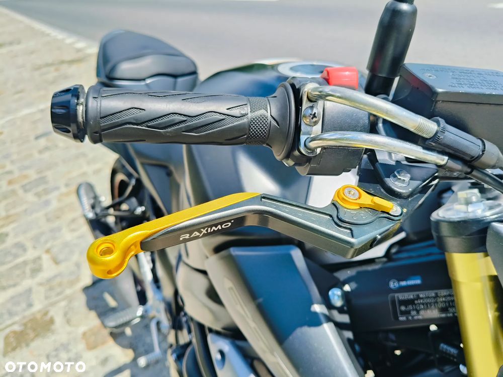 Suzuki GSR - 11