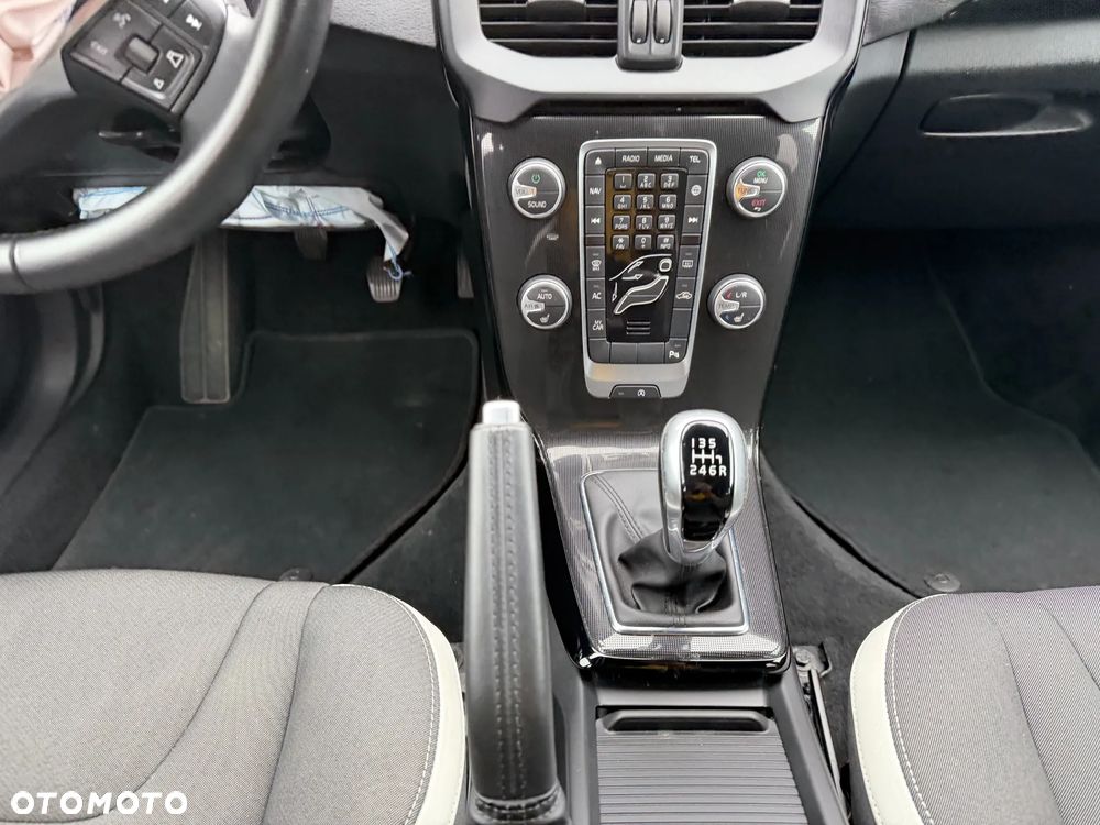 Volvo V40 T2 Momentum - 10
