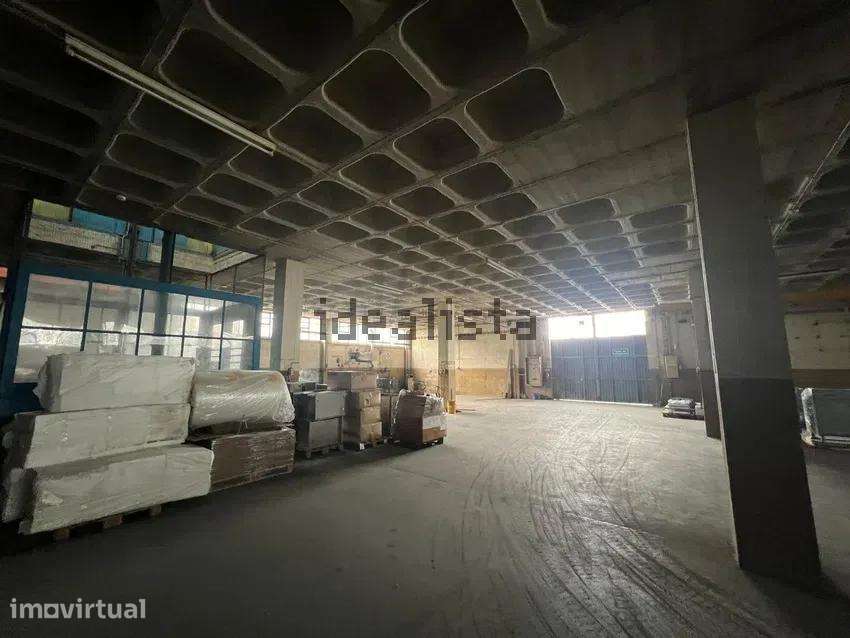 Armazém Industrial, logradouro e Painéis Solares - Grande imagem: 2/22