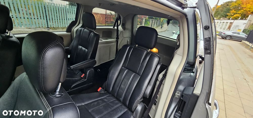 Chrysler Town & Country - 35