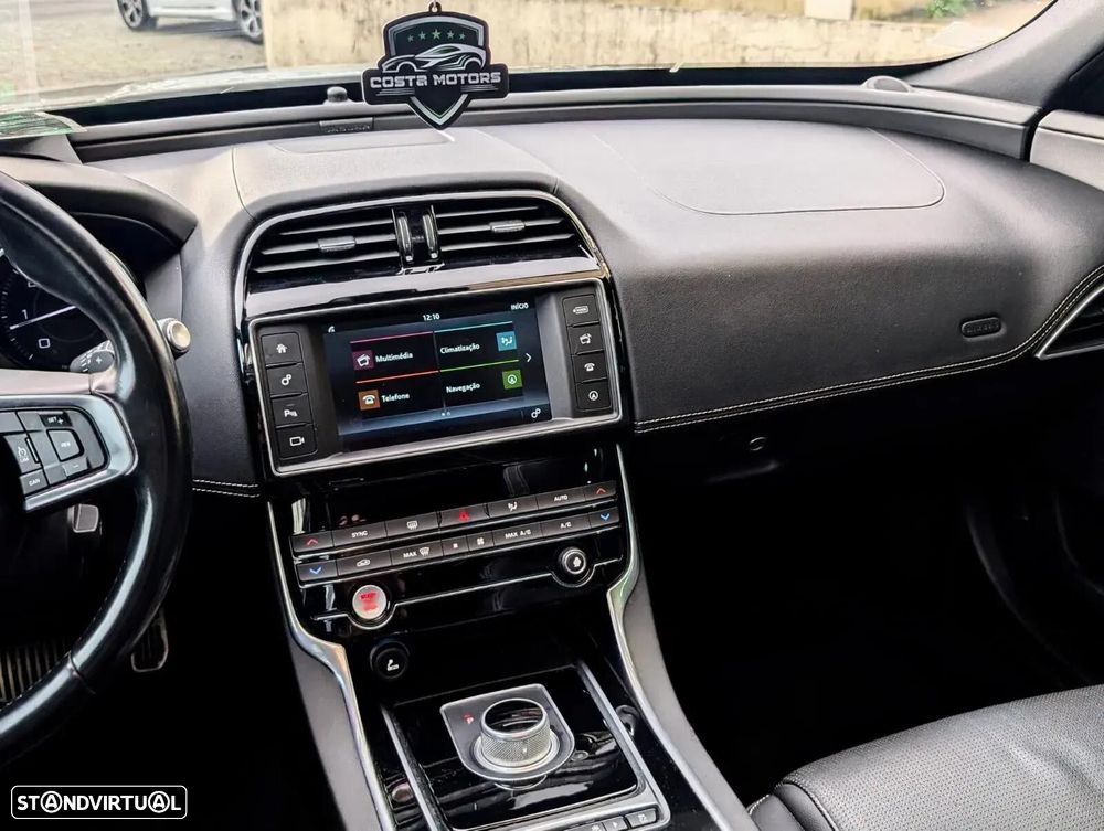 Jaguar XE - 10