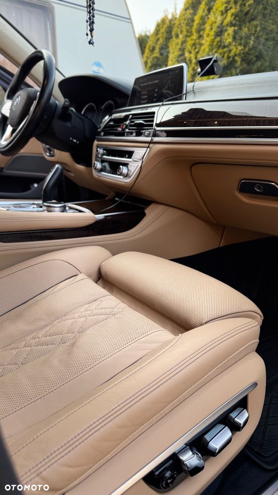 BMW Seria 7 750i xDrive - 30