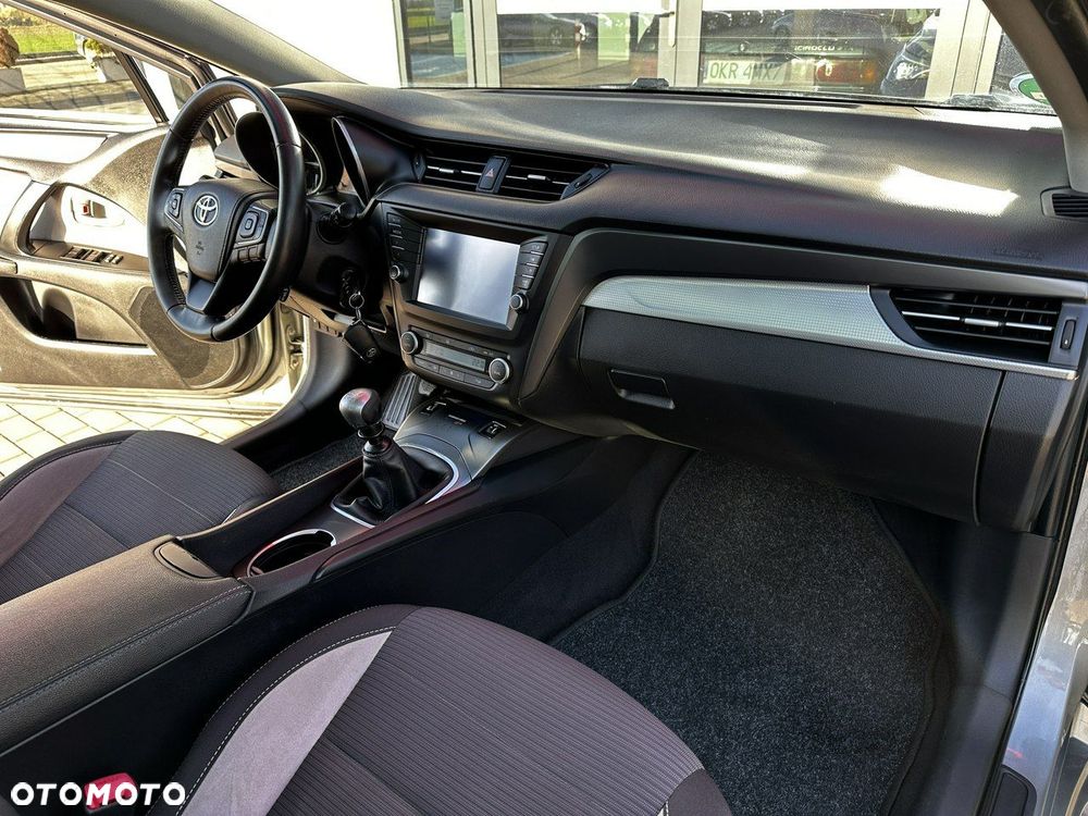 Toyota Avensis 1.8 Premium - 16