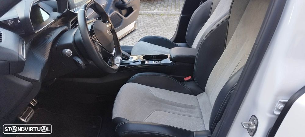 Peugeot e-2008 50 kWh GT - 15