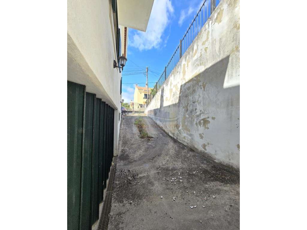 Moradia T5 com garagem e bastante espaço exterior e ainda jardim na... - Grande imagem: 5/39