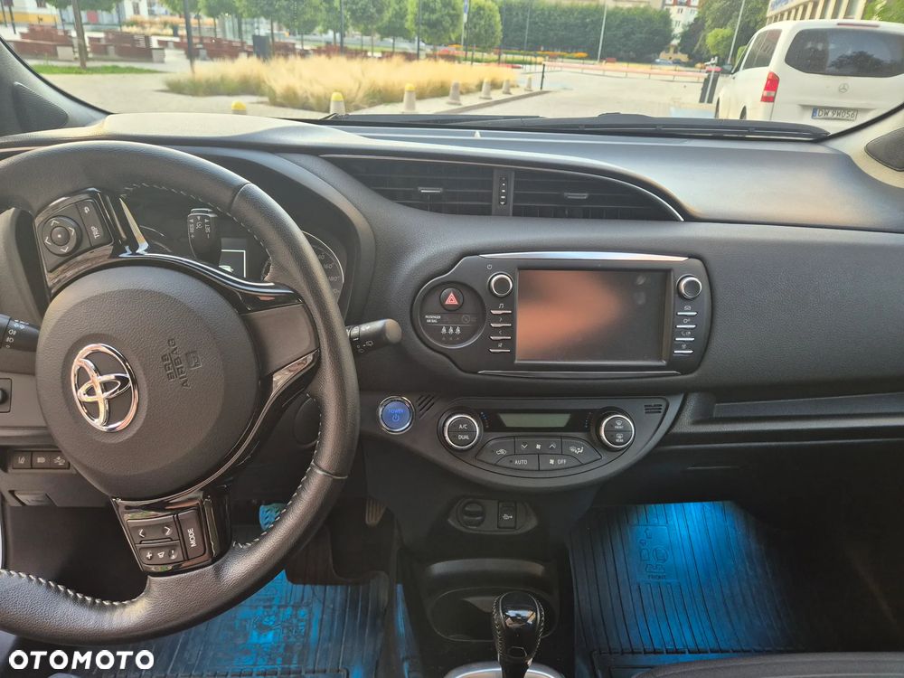 Toyota Yaris Hybrid 100 Selection - 11