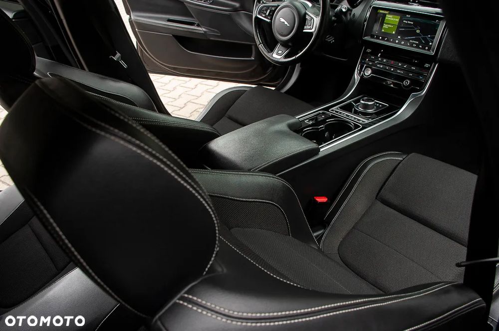 Jaguar XE - 15