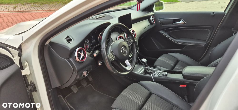 Mercedes-Benz GLA 200 (CDI) d Urban - 16